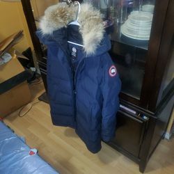LIKE NEW AUTHENTIC CANADA GOOSE SHELBOURNE PARKA, WITH THE COYOTE FUR COLLAR.  WOMEN'S SIZE LARGE.  BLUE.