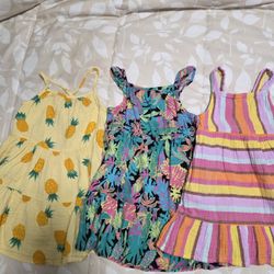 Outfits for girls, size 3T, $5 each/ Ropa para niñas talla 3 años, $5 c/u