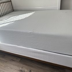Zinus Mattress 12in and Box Spring