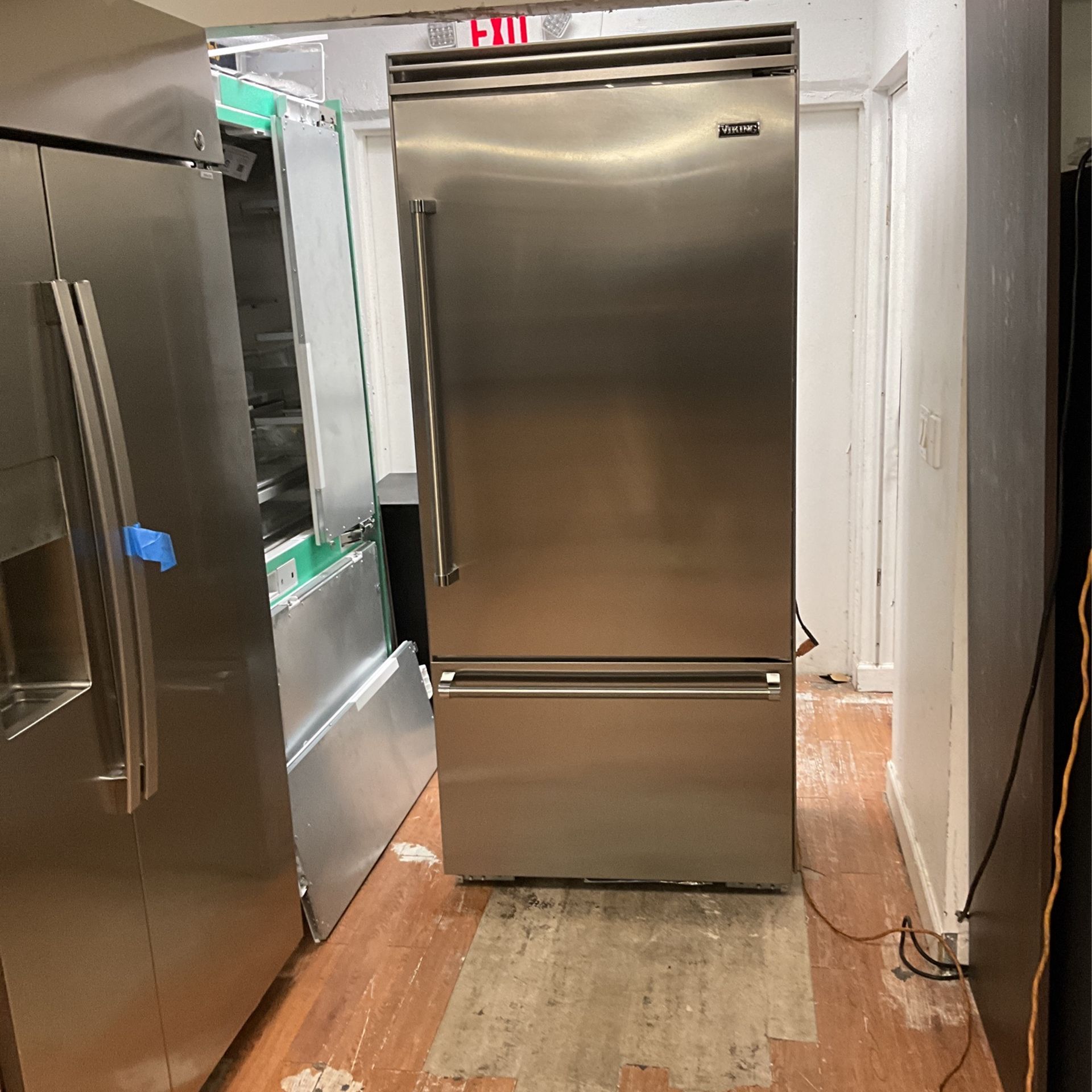 36” INCHES VIKING REFRIGERATOR BOTTOM FREEZER BILT IN 2023 MANUFACTURER DATE