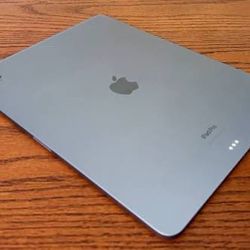 iPad Pro (2022) 11’ 256gb  w/Apple keyboard