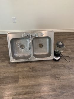 Sink Con Faucet Para Cocina Y Licuadora Todo Por 30 Dólares Están En Buen Estado El Sink Solo Se Ocupa Limpiar