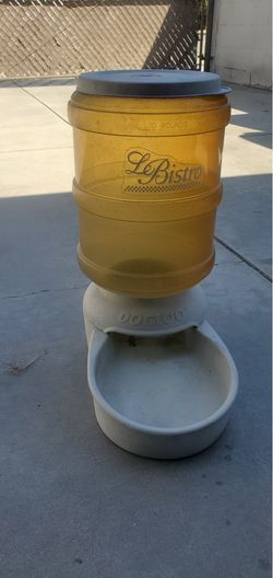 Gravity pet feeder