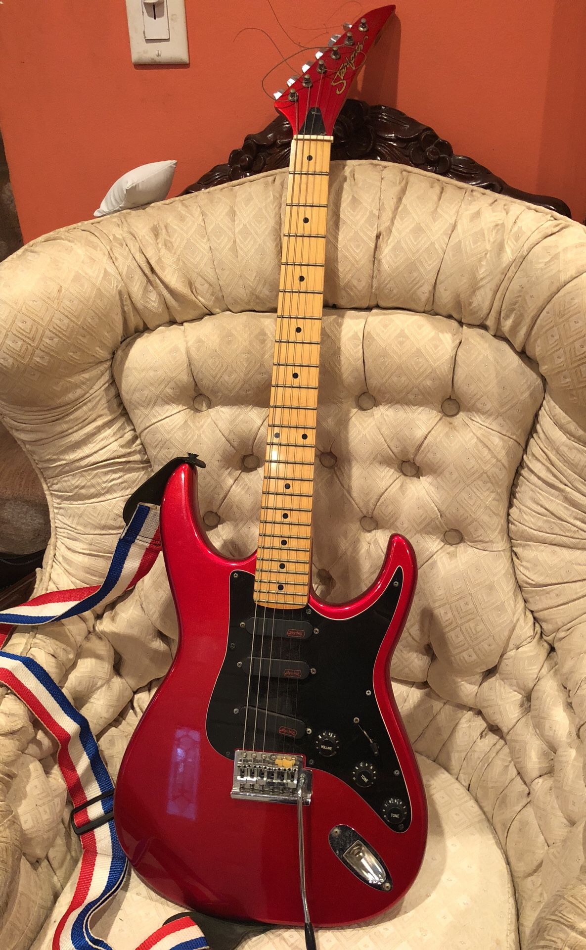 Beautiful guitar with amplifier, Never used. Excellent condition.