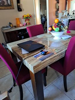 Juego De Comedor 4 Sillas ,muy Buen Estado.