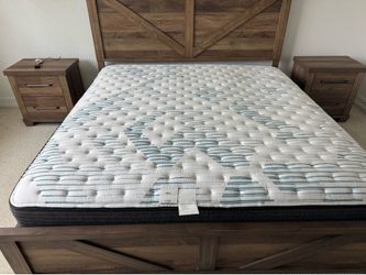 Brown King Bedroom Set – Bed Frame, King Mattress & 2 Nightstands – Excellent Condition