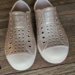 NATIVE JEFFERSON KIDS GOLD TONE SLIP  ON  WATER  SHOES SIZE C12 