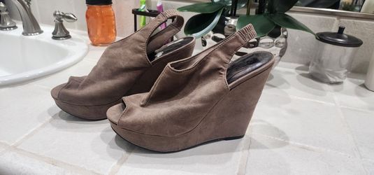 Woman's Beige Wedge Size 10
