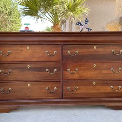 Beautiful Dresser, Solid Wood Excellent Condition H35W64D18 free delivery