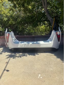 COMPLETE REAR BUMPER COVER OEM 2016 2017 2018 TOYOTA PRIUS ( WHITE COLOR).