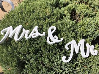 Mr & Mrs Sign (missing “&”)