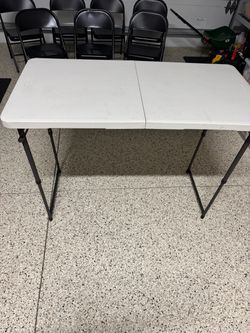 Foldable table