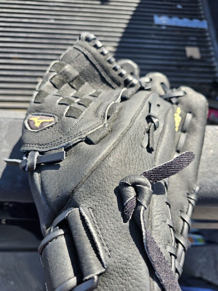 Right-handed Mizuno 12 Inch Tartan Web Baseball Glove (1B)