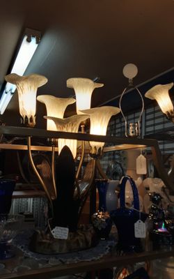 Hand White 5 shade Calla lily lamp- New- Located in Shelton