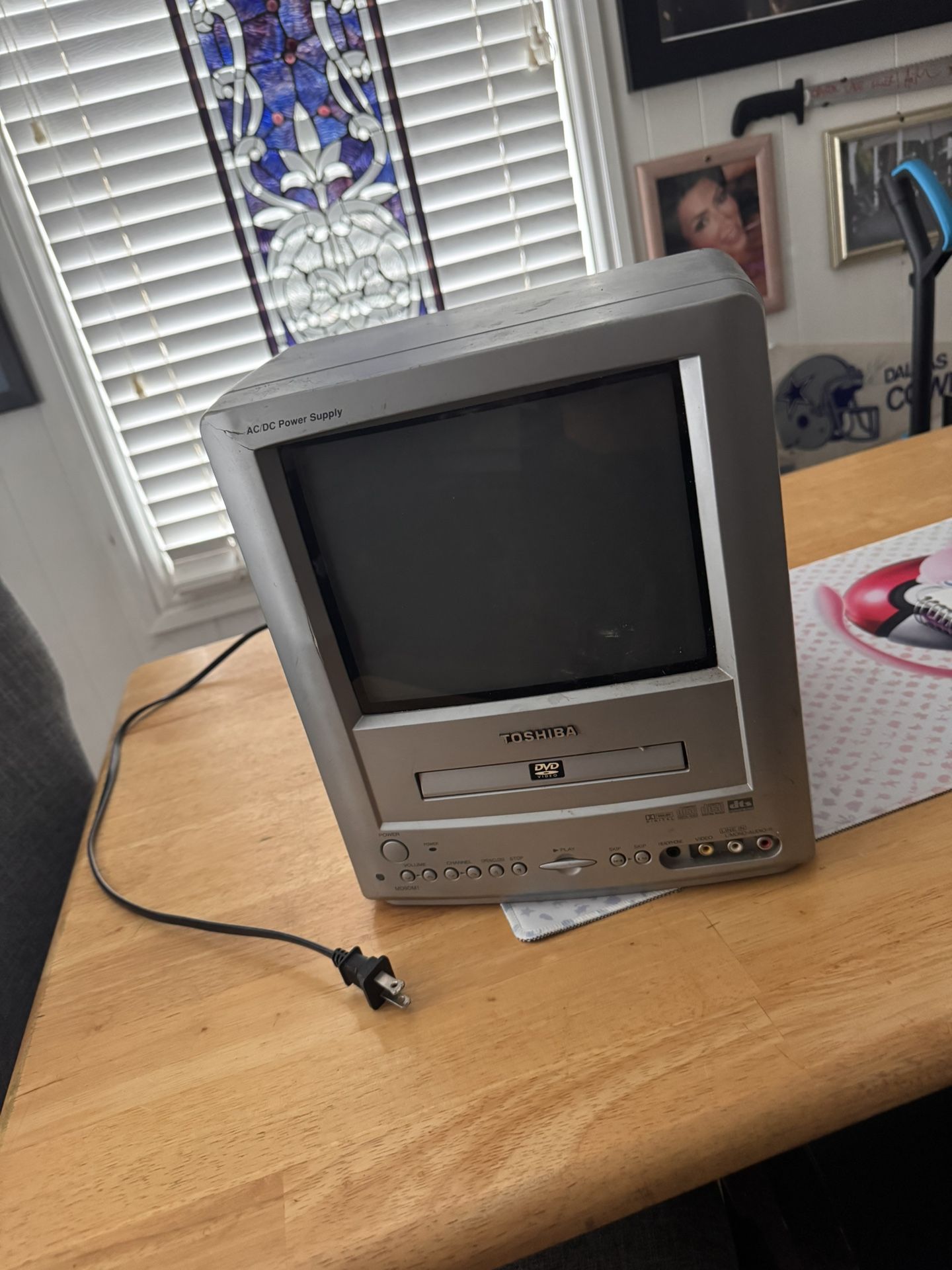 (read Desc) Toshiba MD9DM1R 9" CRT TV DVD Combo Portable Gaming Television (2002)