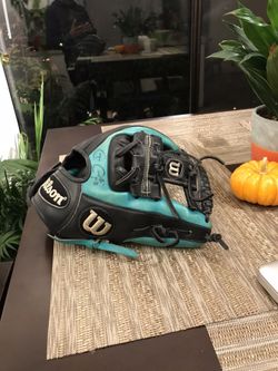 Wilson A2000 R. Cano Model baseball glove 11.5