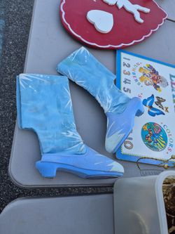 Dress up/Halloween frozen boots from the movie. Frozen girls, small to medium.