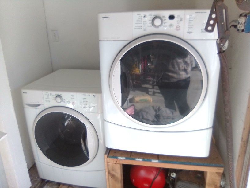 Kenmore HE 2 Front Load Washer And gas Dryer With Hookup 