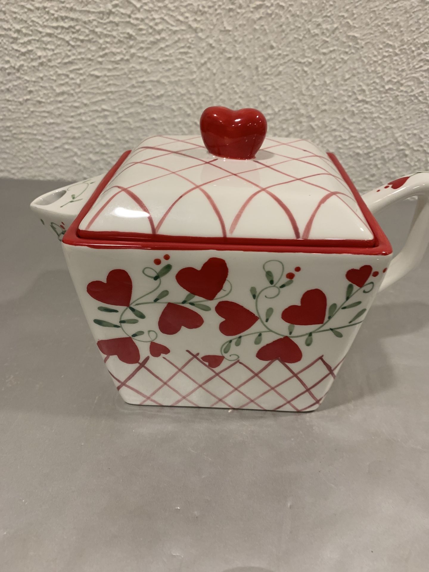 Beautiful unusual porcelain red heart , white and green tea pot , the height is about 4” Never used , if you see it here , it is available, local pic