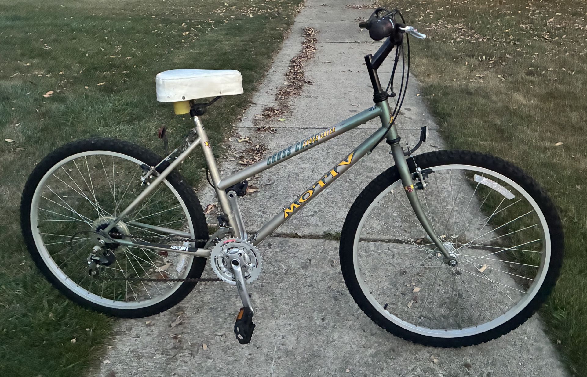 Motiv Cross Creek Mountain Bike Bicycle