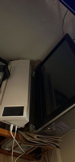 Cameo 3 cutting machine and touchscreen hp computer monitor