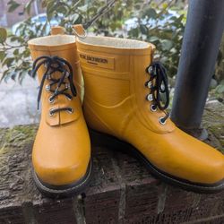 Rainboots: Isle Jacobs Size 40, Great Condition 