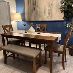 Beautiful Dining Set Good Condition!!! Table With 3 Chairs and Bench! I Can Deliver.