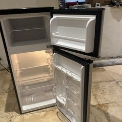 Magic Chef 4.5 Mini Fridge With Freezer