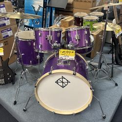 Dixon 5 Piece Drum Set w/Hardware And Cymbals