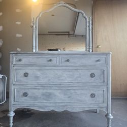 🪞 Vintage Dresser, Freshly Hand Re-Painted & Ready for a New Home – $199 OBO 🤍