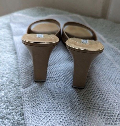 Marilyn Monroe type shoes Nordstrom Nickels Classy Beige Wedge Slides Size 8 Woman's shoes
Worn twice