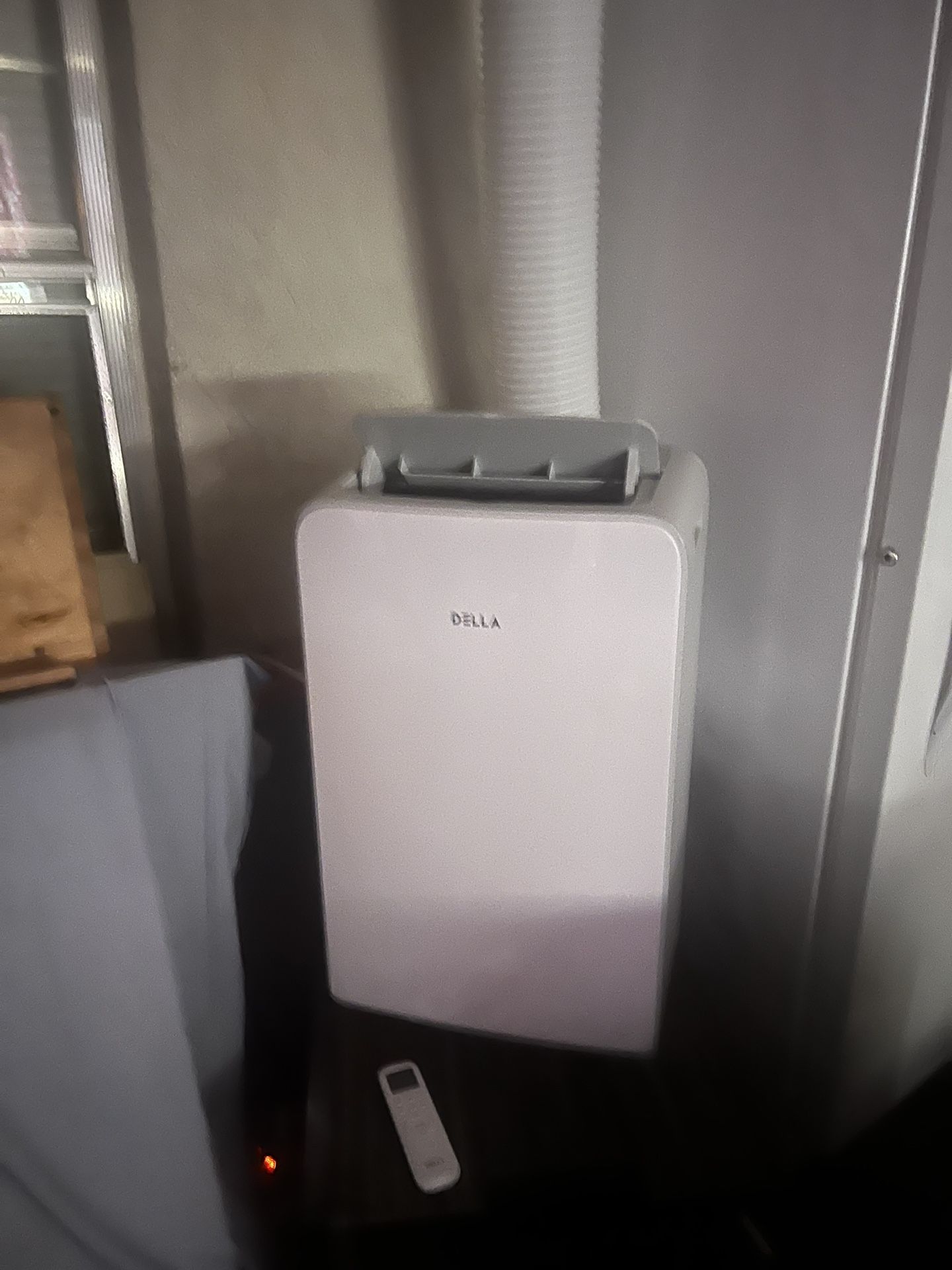 Della Portable AC - Cools 400-500 Sqft