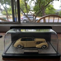 1937 CORD 812 Model Car 1:24