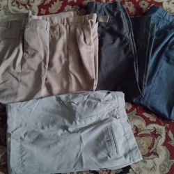 Pantalón De Hombre Size 32x32 Tres Són Nuevos Sin Etiqueta Dos Sé Uso Un Par De Veces Todos Por $30