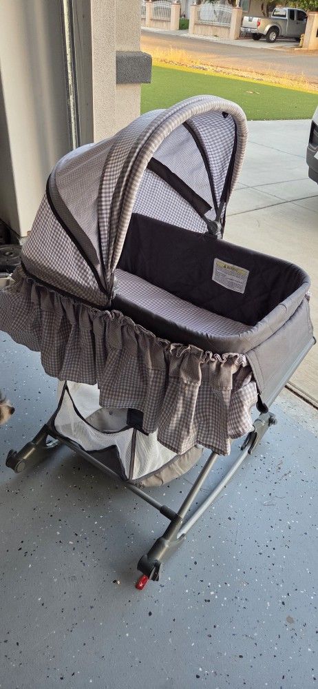 Small Crib/Bassinet