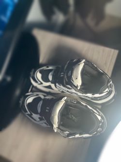 B/W balenciaga runners size 42
