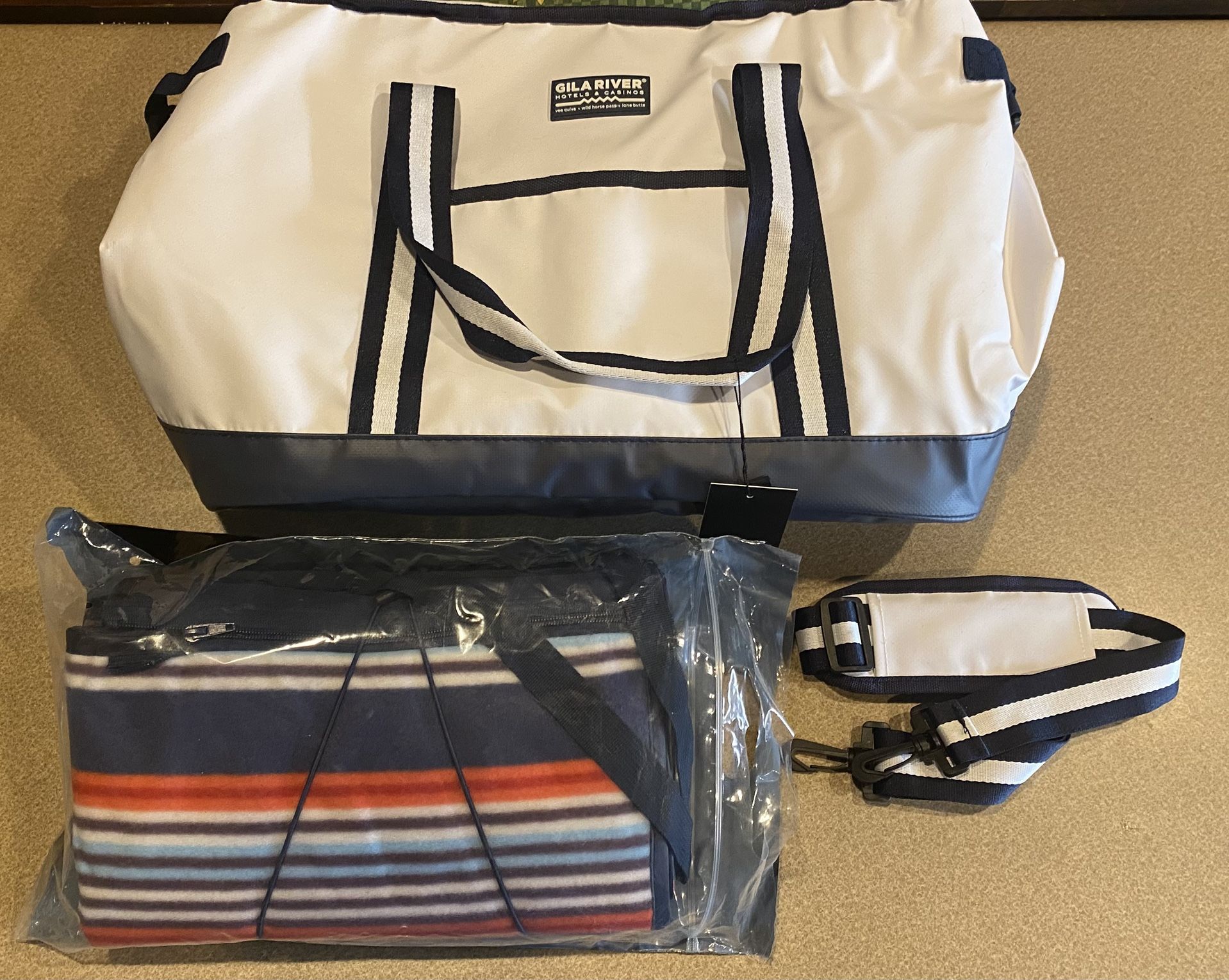 NWT Gila River Cooler Bag And Blanket With Bluetooth Speakers Gift Set