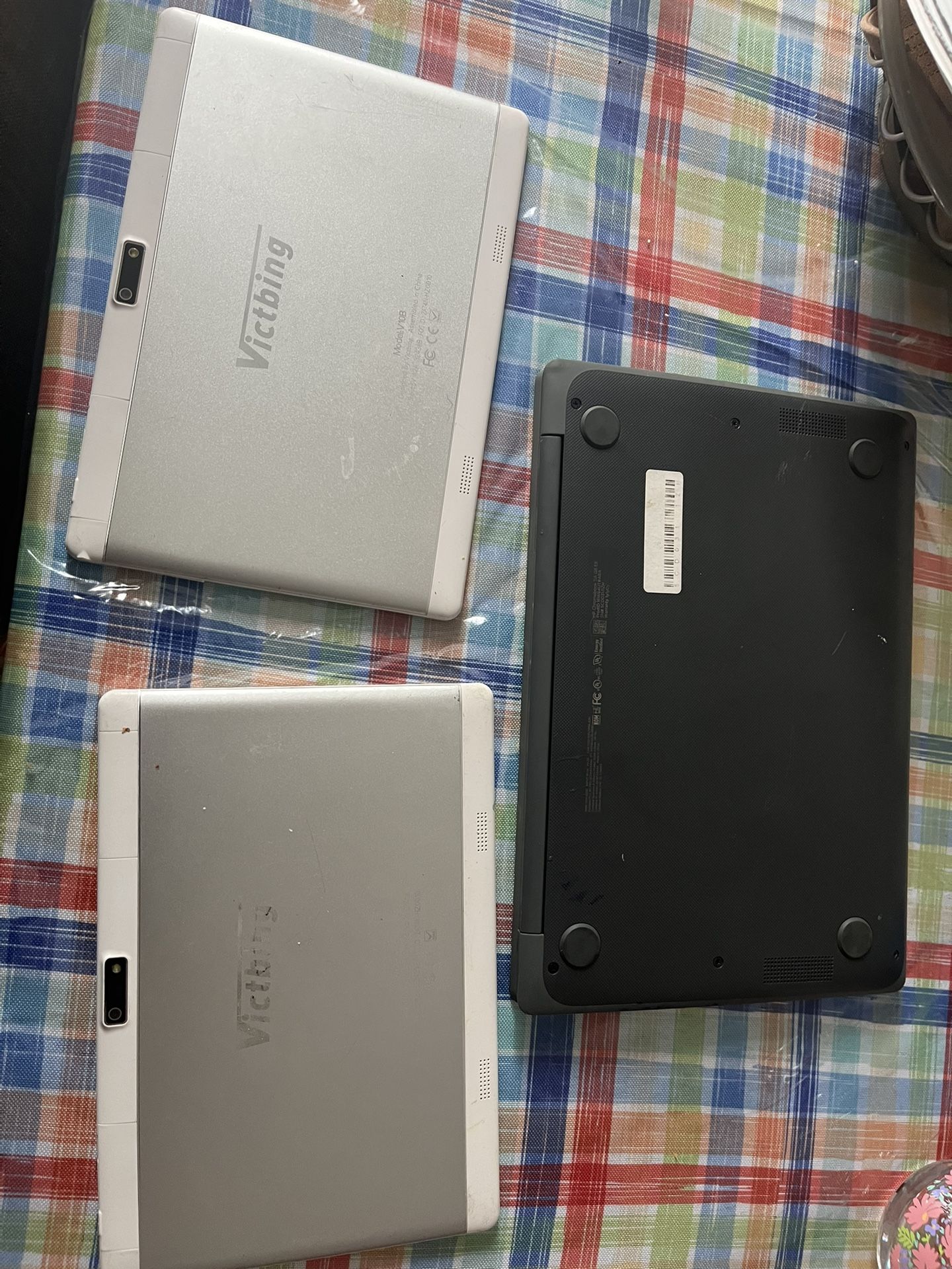 2 iPads Not Working For Parts And A Chrome Book That’s Work 