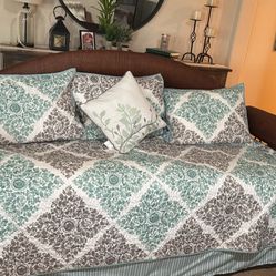 Day Bed Compete With Trundle And Two Mattresses And bedding 
