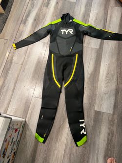 TYR hurricane cat 5 wetsuit men’s large