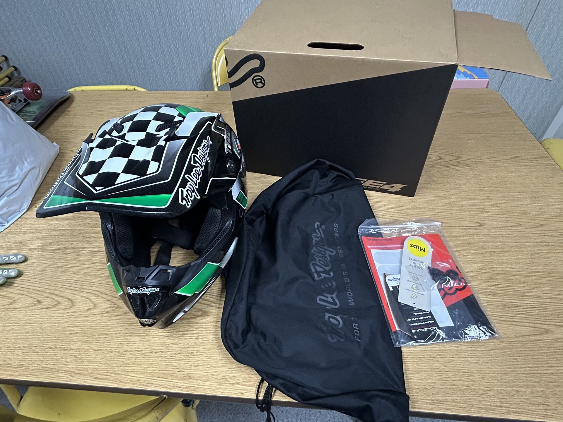 Troy Lee SE4 Helmet Adult Medium
