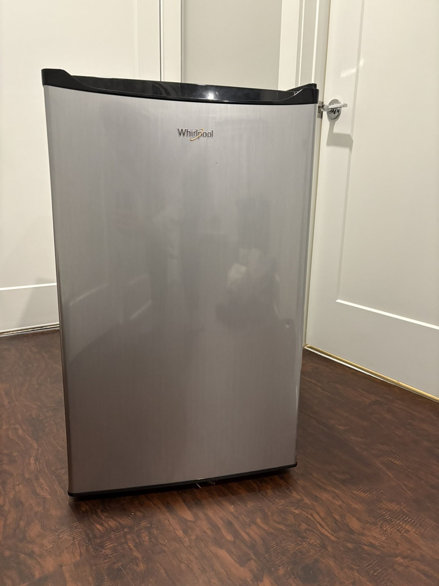 Whirlpool 4.3 cu ft Mini Refrigerator With Freezer