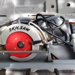Worm Drive Skil Saw  with Case, almost brand new!
