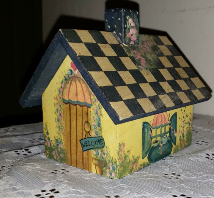 VINTAGE HAND PAINTED WOODEN FLORAL FLOWER COTTAGE HOUSE STORAGE CONTAINER TEA CADDY KEEPSAKE BOX