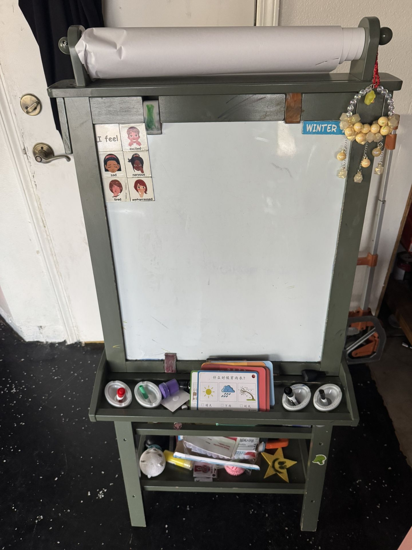 Kids Wooden Art Easel / Drawing Board with Paper Roll