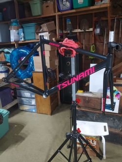 Like-new size 52/medium 'Tsunami SNM100' track/fixie frame