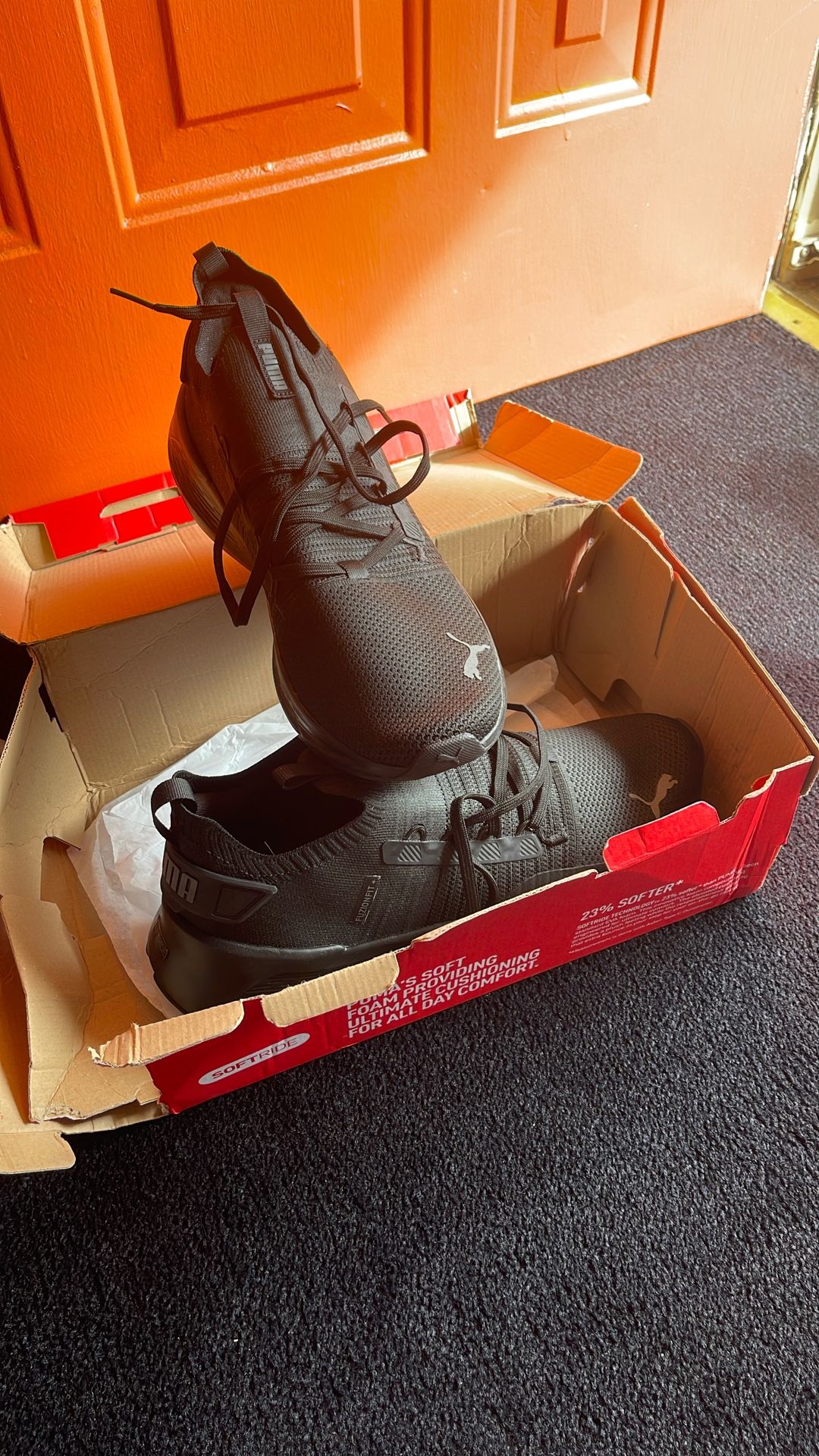 New Never Worn 10.5 Men’s Black Puma Kicks