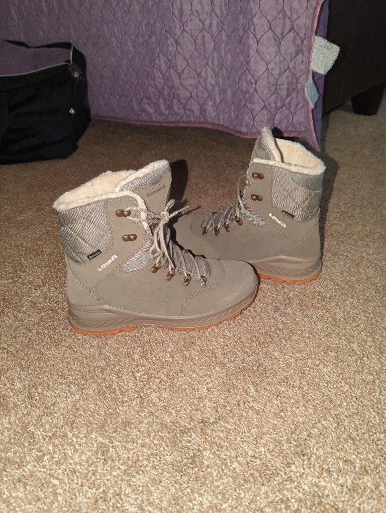 Lowa women's winter boot