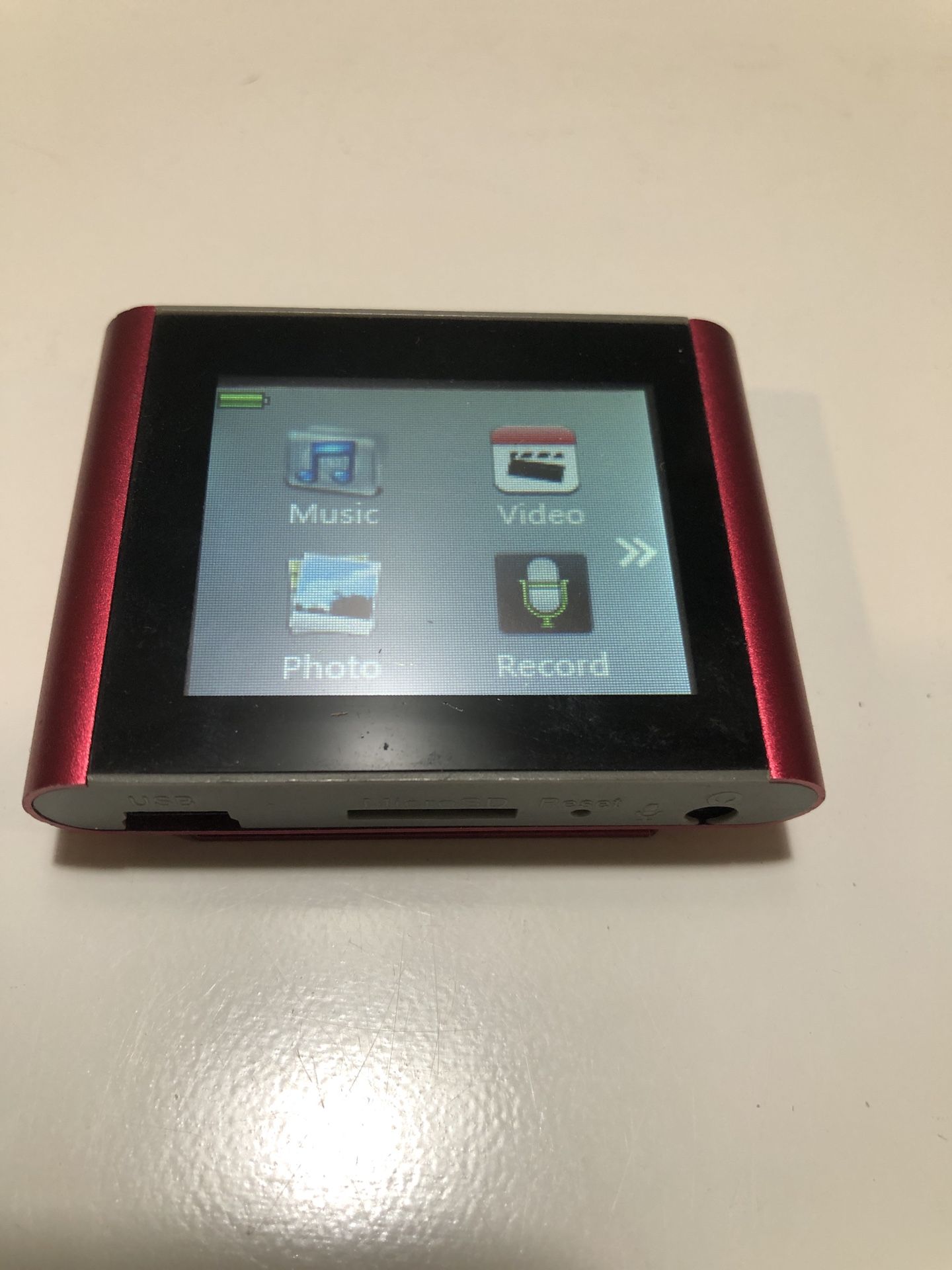 T180RD ECLIPSE Fit Clip Plus 4GB MP3 Player