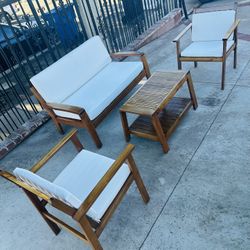 Sillones Para Exterior. Ubicación Cercana A 14200  Van Nuys Blvd Arleta  Ca 91331